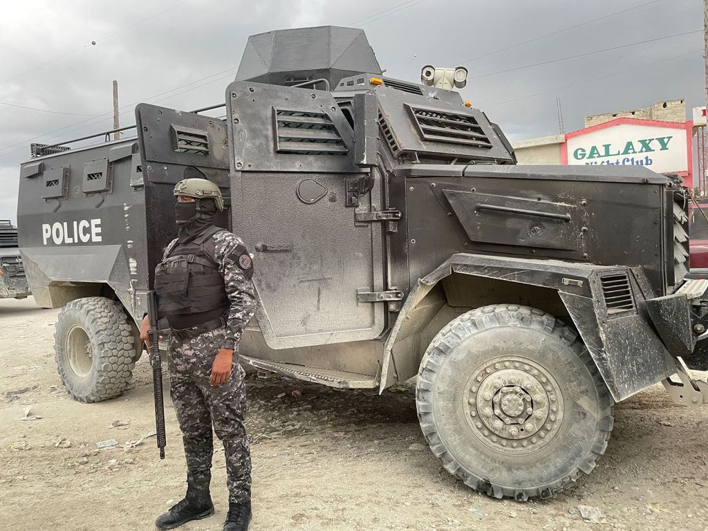 Polícia SWAT vigia após uma operação anti-gangues em Croix-des-Bouquets