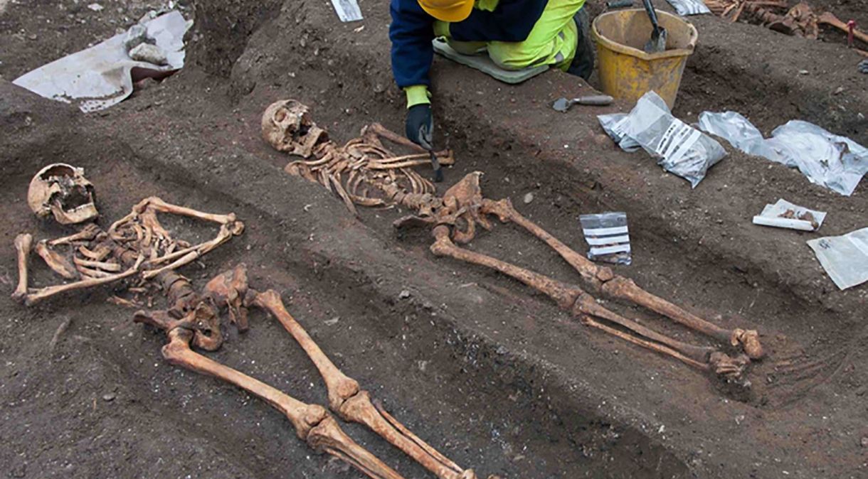 Arqueólogos da Unidade Arqueológica de Cambridge escavam os restos mortais de frades enterrados nos terrenos do antigo convento agostiniano no centro de Cambridge.