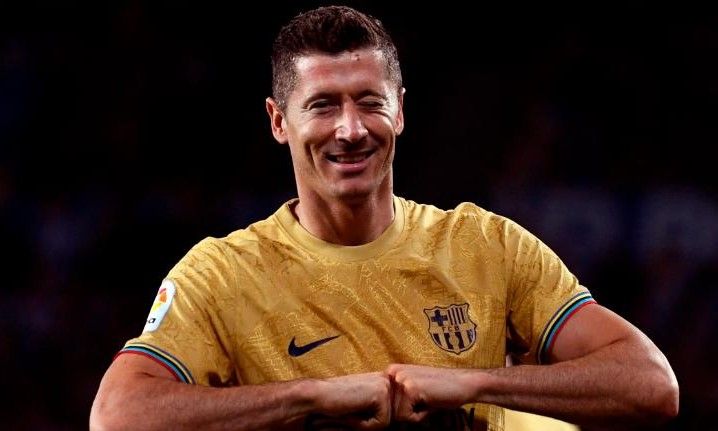 Robert Lewandowski faz pose comemorando gol