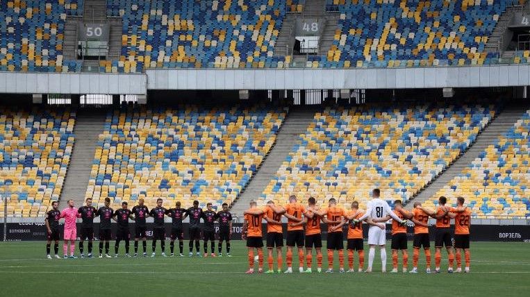 jogadores em campo fazem um minuto de silêncio em campo