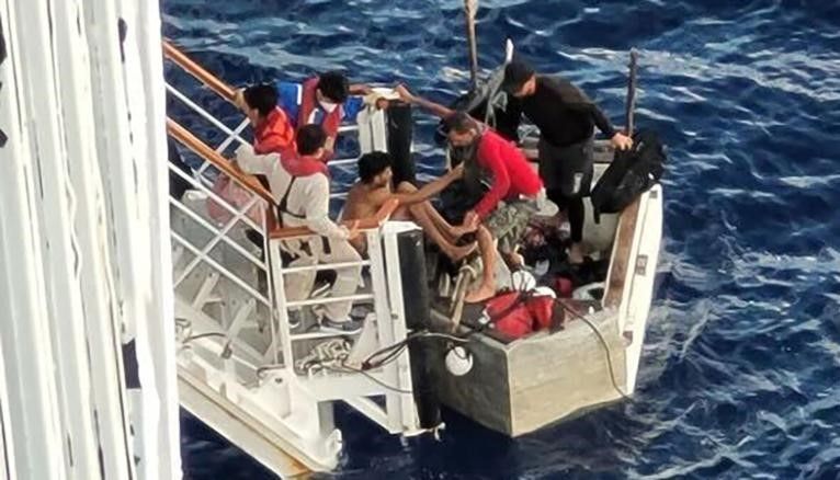 Imigrantes cubanos embarcam no navio Carnival Paradise na sexta-feira (19).