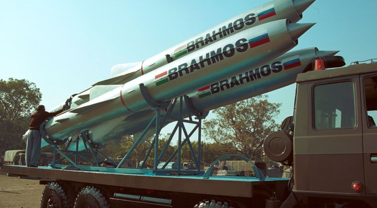 85 / 5.000 Resultados de tradução O míssil de cruzeiro BrahMos foi desenvolvido como uma joint venture entre a Índia e a Rússia