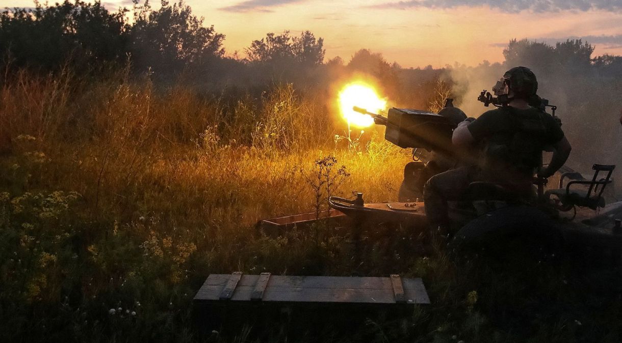 Soldado ucraniano dispara com um canhão antiaéreo ZU-23-2 em posição perto de uma linha de frente na região de Kharkiv