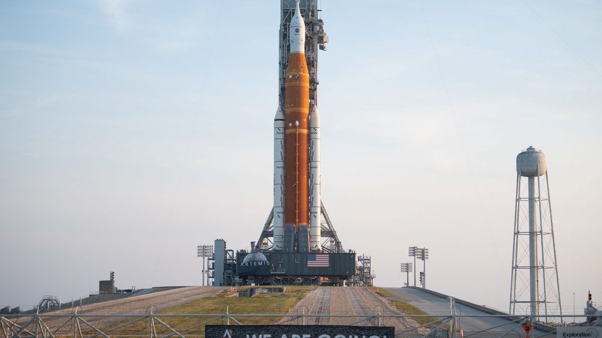 Foguete SLS e espaçonave Orion chegam à plataforma 39B do Centro Espacial Kennedy, na Flórida (EUA)