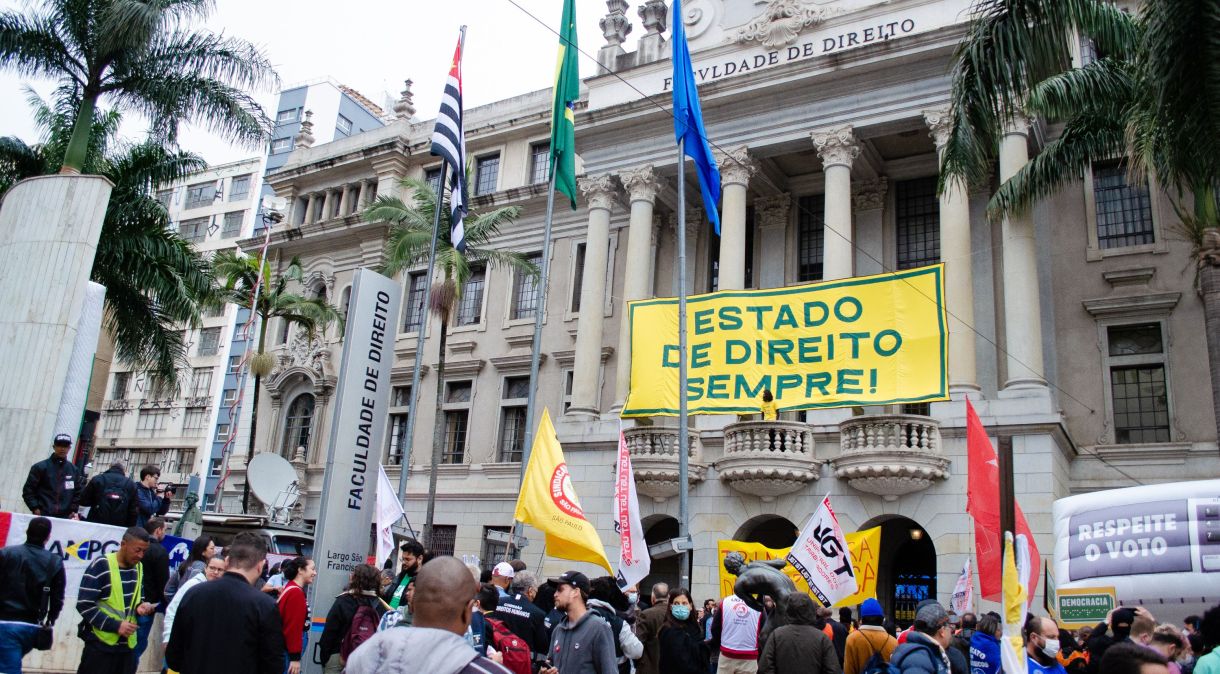 Manifestantes durante ato em defesa da democracia na Faculdade de Direito da USP, no Largo São Francisco, no centro de São Paulo, em 11 de agosto de 2022