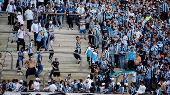 O árbitro da partida, Braulio da Silva Machado, paralisou o jogo em duas ocasiões devido a confusão nas arquibancadas; a partida terminou empatada em 2 a 2 