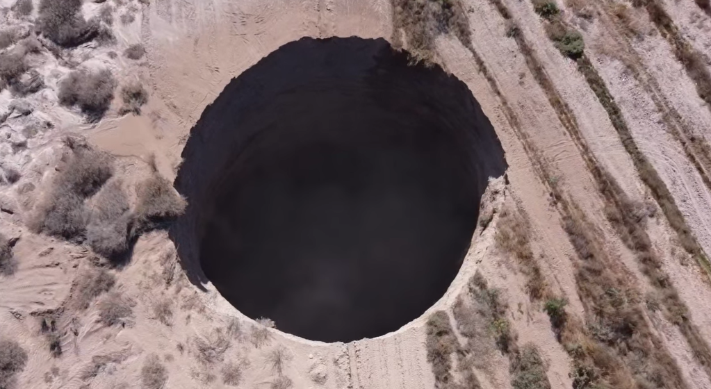 Autoridades da região do Atacama ativaram protocolos de segurança diante de um gigantesco sumidouro que apareceu nas proximidades da Mina Alcaparros, em Tierra Amarilla