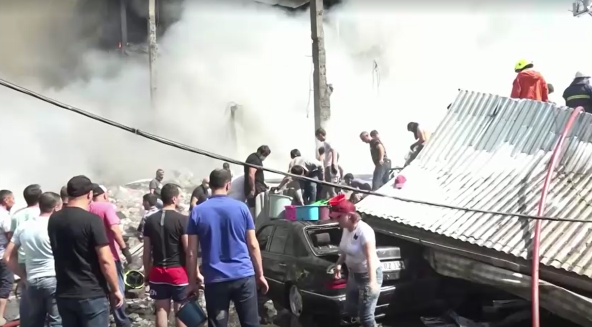 Explosões atingiram um depósito de fogos de artifício em um shopping center na capital armênia de Yerevan neste domingo (14)