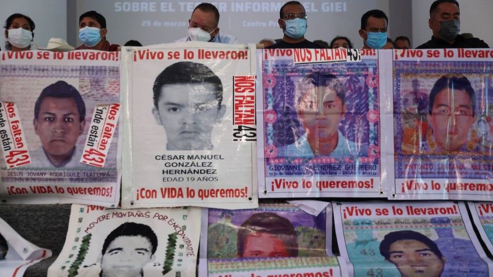 Familiares dos 43 alunos desaparecidos protestam por informações sobre o ocorrido em Iguala, no México