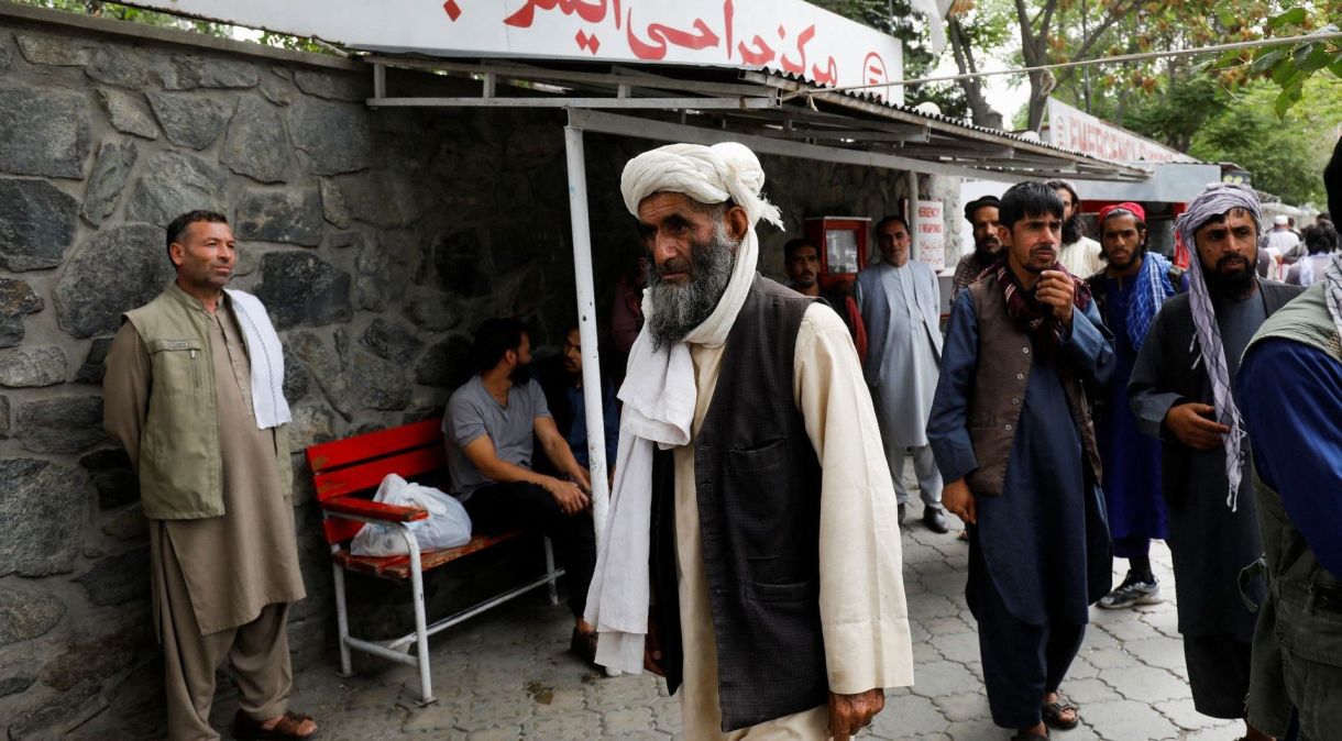 Famílias de vítimas da explosão esperam em frente a um hospital de emergência em Cabul, Afeganistão, 18 de agosto de 2022