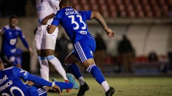 Confusão foi iniciada após torcedores do time paranaense identificarem um gesto do locutor da Itatiaia como uma provocação; jogadores do Raposa tentaram intervir, mas foram contidos por forças de segurança