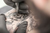 Rede de hotéis vai pagar funcionários na Europa para fazerem tatuagens