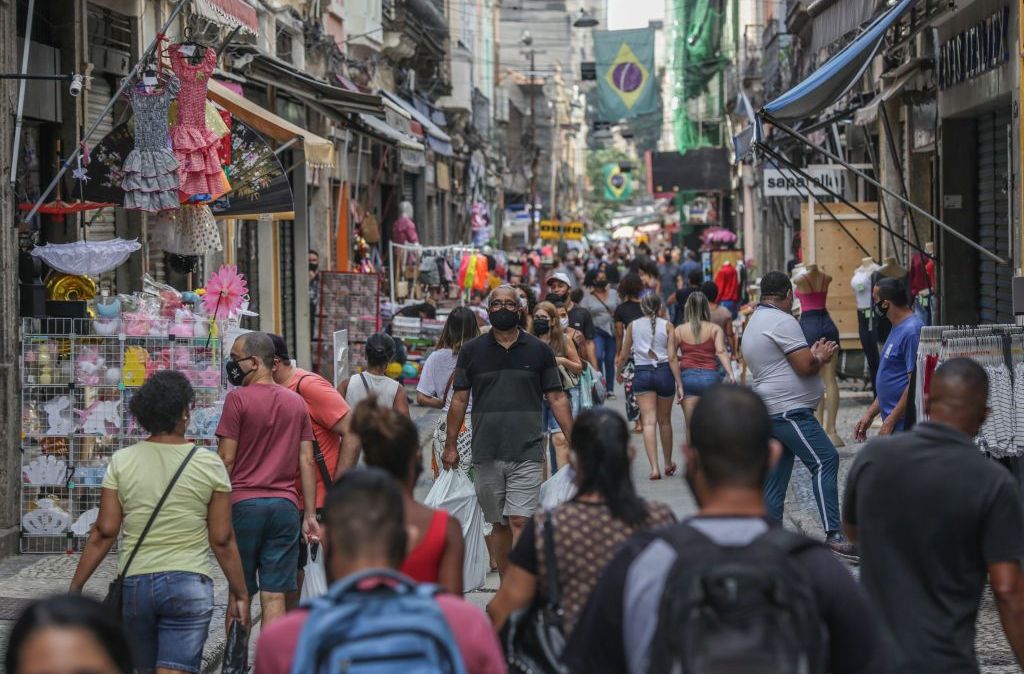 Pessoas andam em rua movimentada do Rio de Janeiro