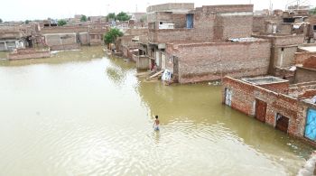 Desastre deixou milhares de pessoas sem abrigo e comida, sedundo a ministra paquistanesa para Mudanças Climáticas, Sherry Rehman