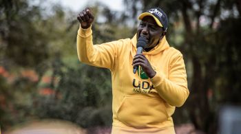 Ruto venceu com 50,49% dos votos, derrotando por pouco o veterano líder da oposição e ex-primeiro-ministro Raila Odinga