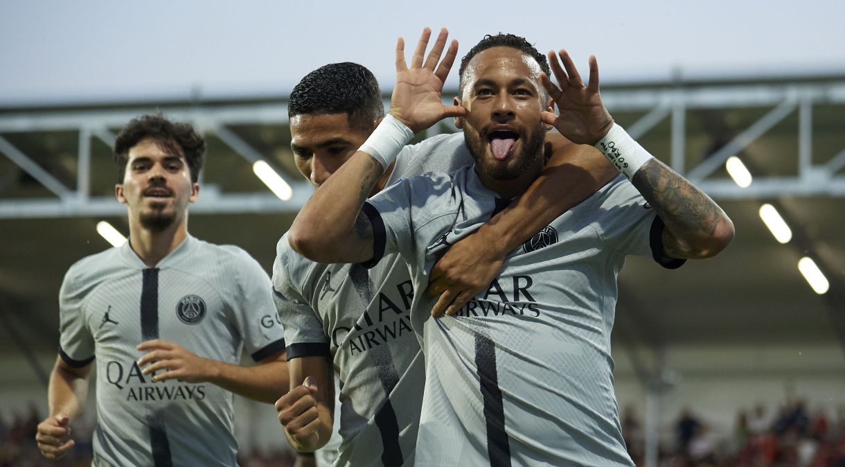 Neymar comemora gol pelo PSG em homenagem ao comediante Jô Soares