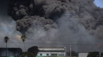 Fogo destruiu, em cinco dias, 40% das principais instalações de armazenamento de combustível da ilha caribenha e causou apagões maciços