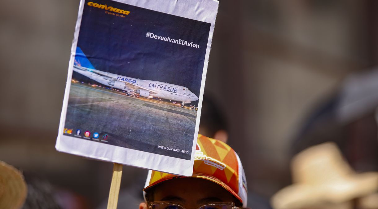 Apoiadores do presidente venezuelano Nicolás Maduro protestam pedindo a liberação do avião detido na Argentina.