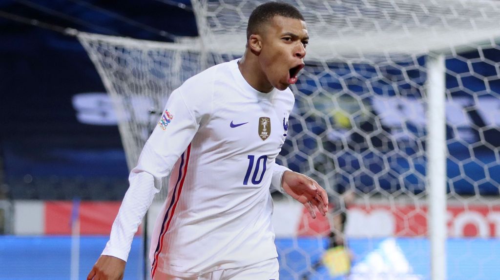 Kylian Mbappé em jogo da Suécia e França pela Liga das Nações