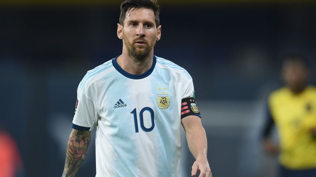 Lionel Messi em ação pela Argentina, em jogo válido pelas Eliminatórias da Copa contra o Equador