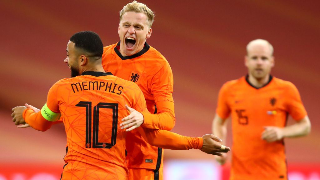 Donny van de Beek comemora gol com Memphis Depay em amistoso da Holanda com a Espanha