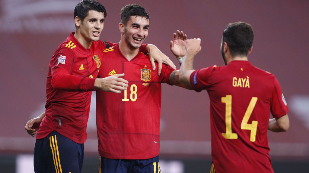 Ferran Torres, Alvaro Morata e Jose Gaya comemoram gol da Espanha sobre a Alemanha, na Liga das Nações