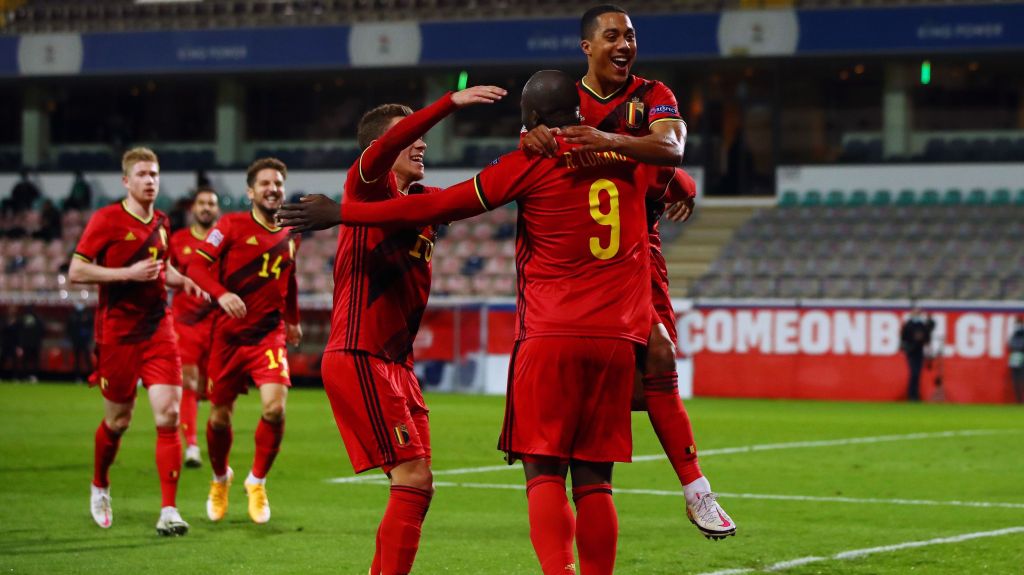 Romelu Lukaku, Youri Tielemans e Thorgan Hazard comemoram gol da Bélgica sobre a Dinamarca, na Liga das Nações