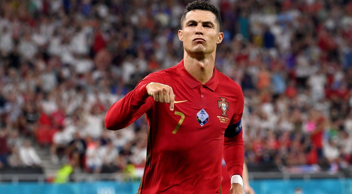 Cristiano Ronaldo em ação durante jogo contra a França, pela Eurocopa 2020