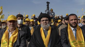 O grupo armado libanês é apoiado pelo Irã, cujo líder supremo anterior, o aiatolá Ruhollah Khomeini, em 1988 pediu aos muçulmanos que matassem Rushdie por blasfêmia
