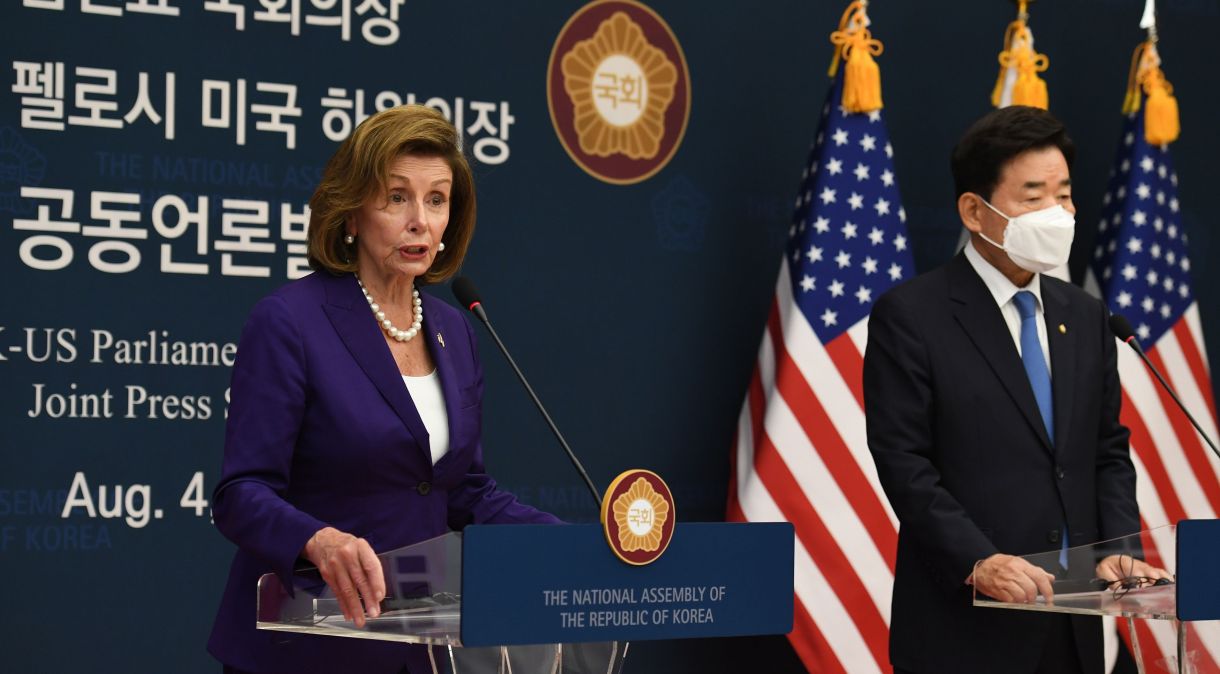 A presidente da Câmara dos EUA Nancy Pelosi e o presidente da Assembleia Nacional sul-coreana Kim Jin-pyo após reunião em 4 de agosto de 2022