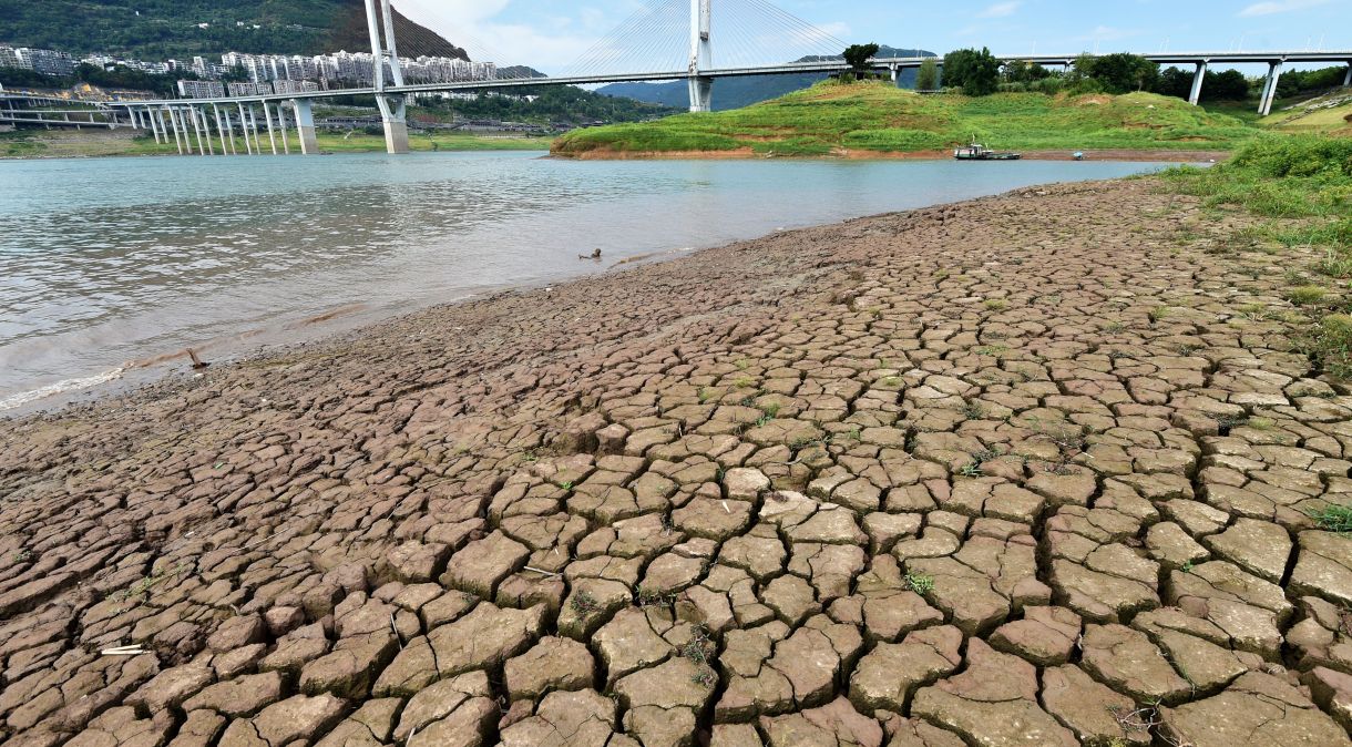 Visão geral do leito do rio rachado devido à seca na seção de Chongqing do rio Yangtze em 16 de agosto de 2022 em Yunyang, município de Chongqing da China.