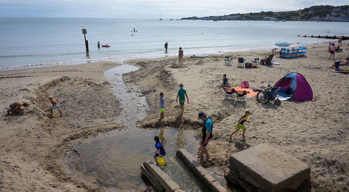 Só na região da Cornualha, 14 das 80 praias para banho foram interditadas devido ao esgoto