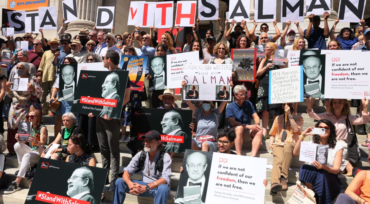 Manifestação em Nova York em apoio a Salman Rushdie