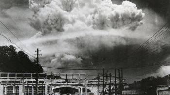 Em 9 de agosto de 1945, os Estados Unidos lançaram sua segunda bomba atômica sobre o Japão, que se rendeu seis dias depois