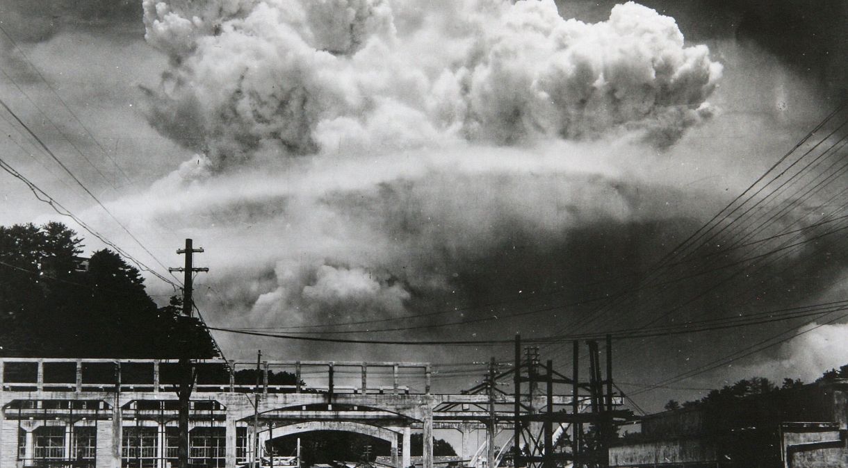 A pluma radioativa da bomba que caiu na cidade de Nagasaki, vista a 9,6 km de distância, em Koyagi-jima, Japão, 9 de agosto de 1945