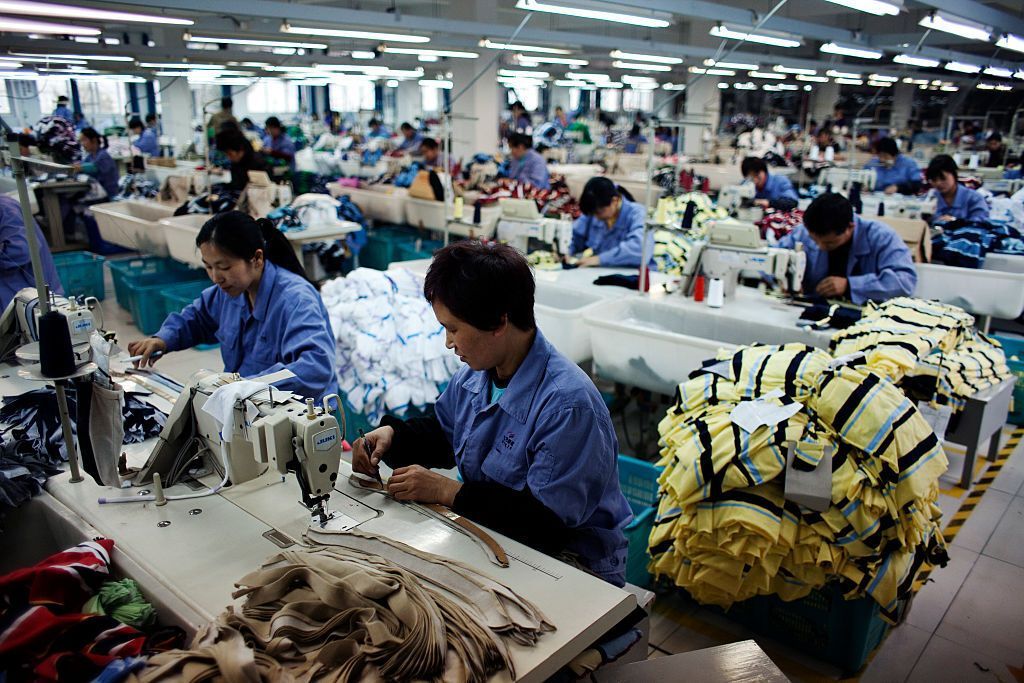 Mulheres trabalham na indústria têxtil na China