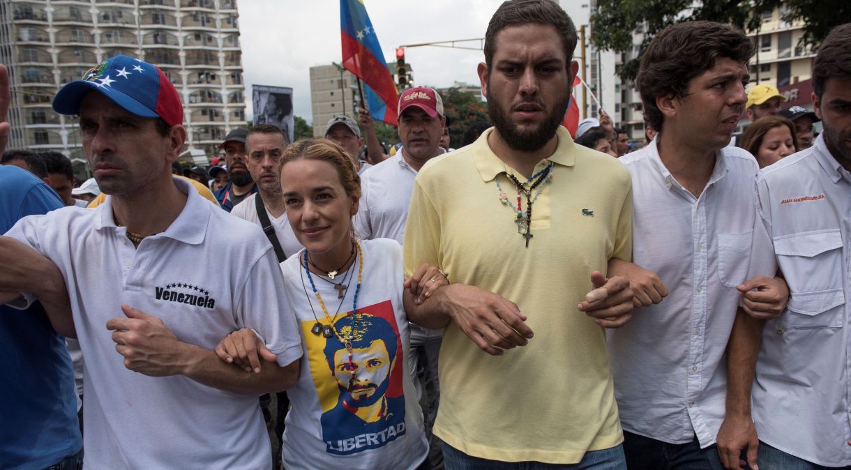 Juan Requesens (camisa amarela) marcha em manifestação na cidade Caracas, em 2017