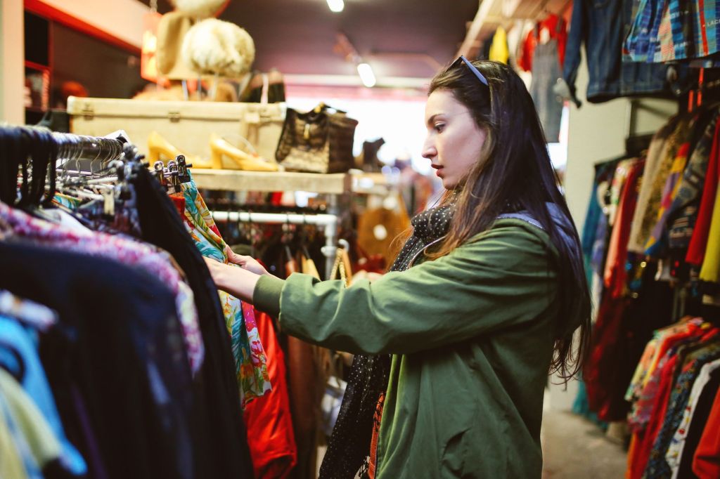 Mulher faz compras em Londres