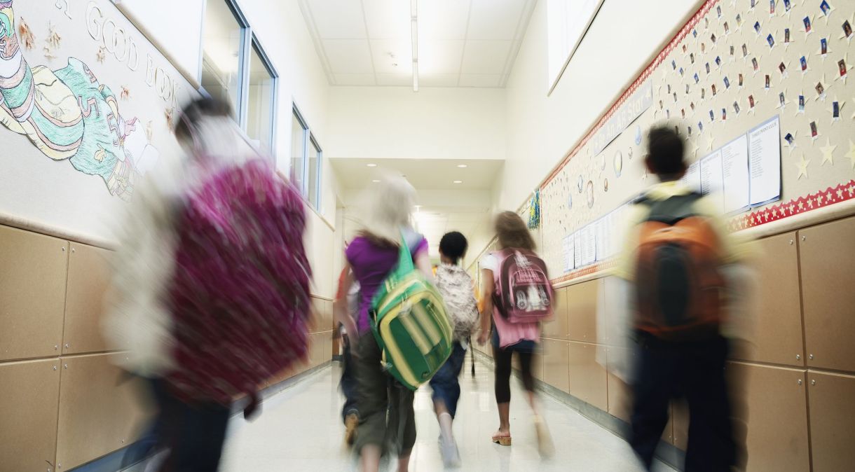 Crianças em corredor na escola