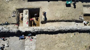 Arqueólogos recuperaram partes das paredes e do teto ainda cobertos com afrescos pintados em diversos tons na cidade de Cupra Marittima, na Itália
