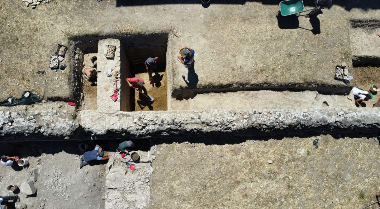 Imagem aérea da escavação do templo em Cupra Marittima, na Itália