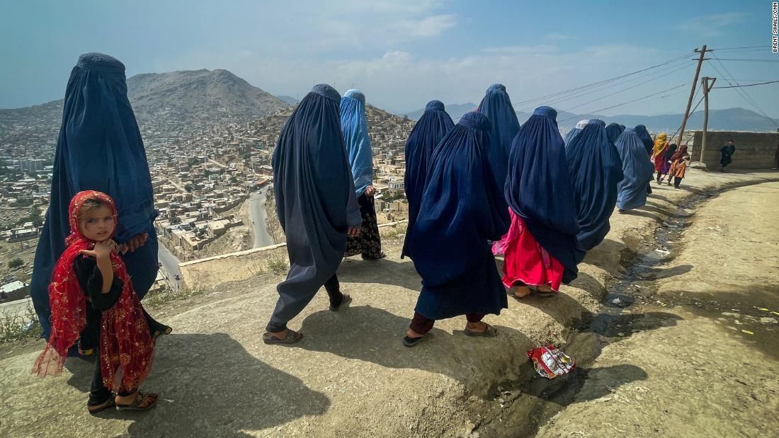 Mulheres e crianças caminham por mais de três horas até o centro de Cabul, no Afeganistão, em busca de alimentos