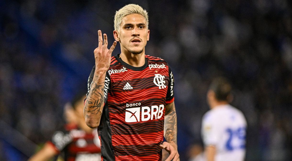 Pedro, do Flamengo, comemora após marcar o seu terceiro gol na partida de ida entre Vélez Sarsfield e Flamengo válida pelas semifinais da Libertadores