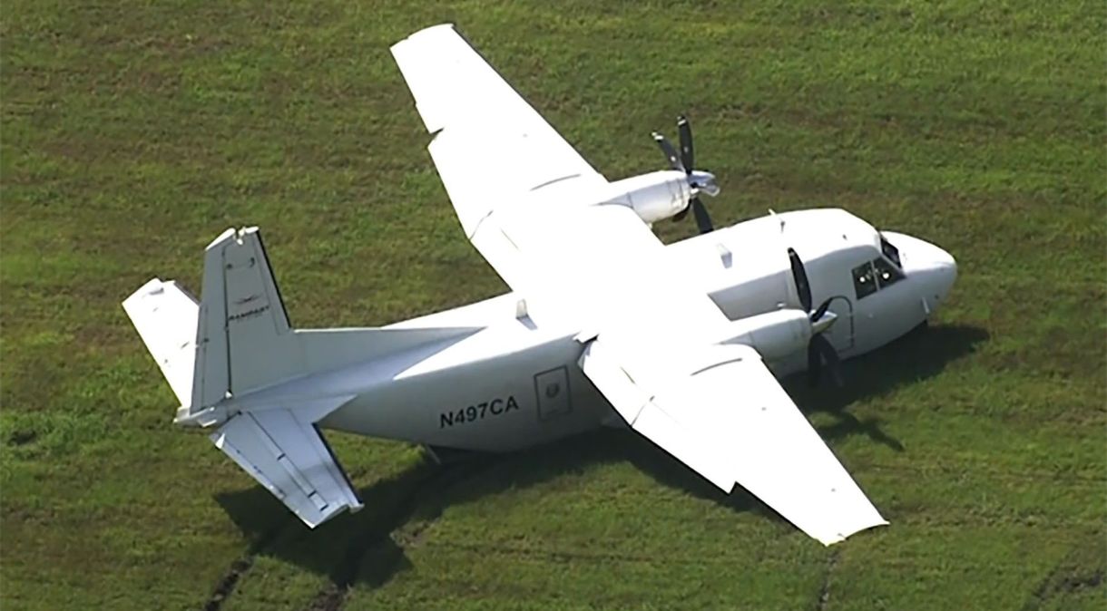 Avião pousou na grama do Aeroporto Internacional Raleigh-Durham, na Carolina do Norte (EUA)