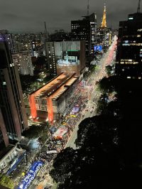 Manifestantes se reúnem na Avenida Paulista para mais um ato em defesa da democracia