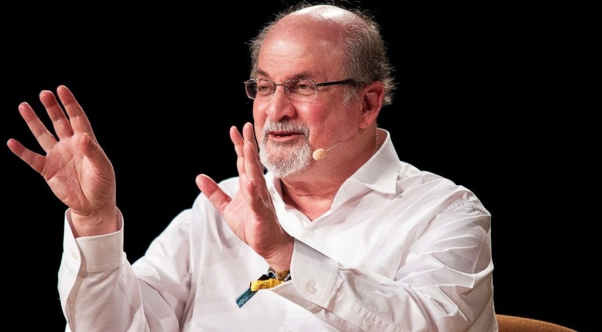 O escritor Salman Rushdie foi atacado no palco de um evento em Nova York