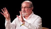 Após cirurgia, Salman Rushdie pode perder um olho e respira por aparelhos, diz agente