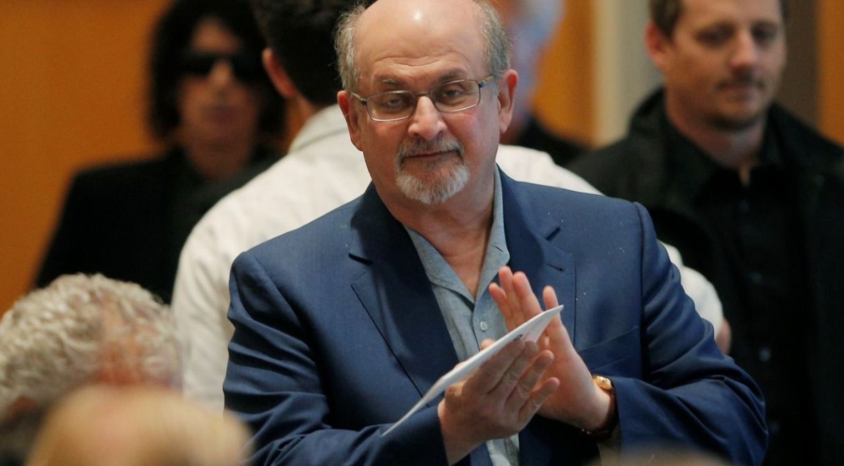 O escritor Salman Rushdie foi atacado no palco de um evento em Nova York