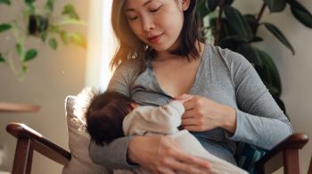 Para o bebê, o leite materno fortalece o sistema imunológico, reduz os riscos de obesidade e de desenvolvimento de diabetes