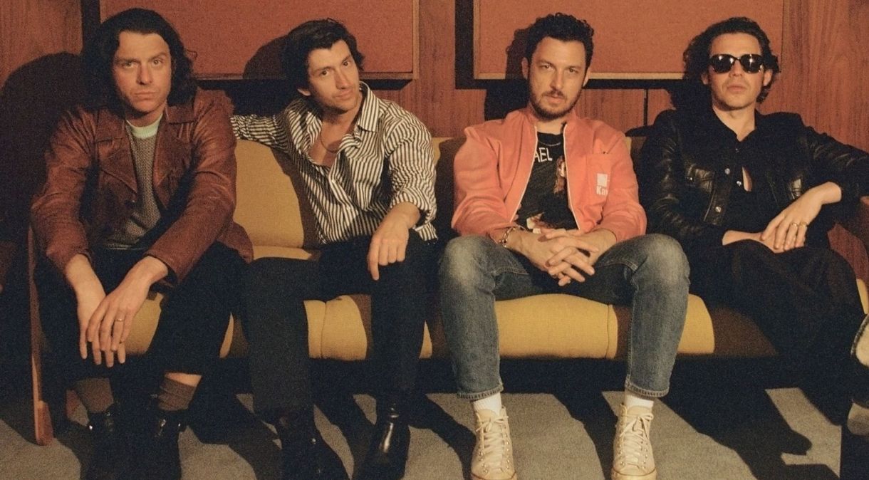 Arctic Monkeys em foto divulgada para o lançamento de "The Car", sétimo álbum de estúdio da banda.